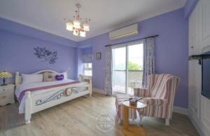 冬山鄉的住宿－Starburst Bed & Breakfast宜蘭羅東星賞民宿，紫色卧室配有一张床和一把椅子