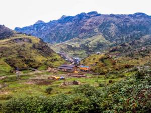 uma aldeia numa colina com montanhas ao fundo em Dolakha Kalinchowk Resort em Charikot