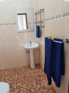 bagno con lavandino, servizi igienici e asciugamani blu di Ponder Cottages - The Villa a Nusa Lembongan Altre 23 foto