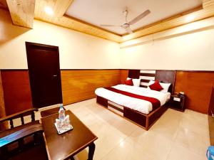 Hotel Amit - 5 Mins Drive to Airport客房内的一张或多张床位