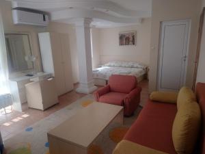 ein Wohnzimmer mit einem Bett und einem Sofa in der Unterkunft Стая in Widin