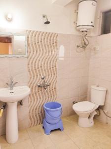 Hotel Amit - 5 Mins Drive to Airport的一间浴室
