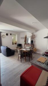 sala de estar con sofá y mesa en Appartement privé « Rive Droite », en Serrières