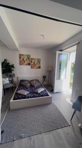 ein Schlafzimmer mit einem Bett in einem Zimmer in der Unterkunft Appartement privé « Rive Droite » in Serrières
