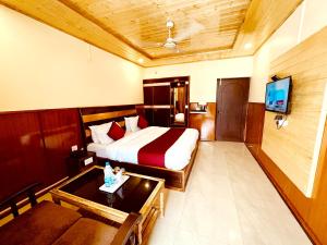 Hotel Amit - 5 Mins Drive to Airport客房内的一张或多张床位