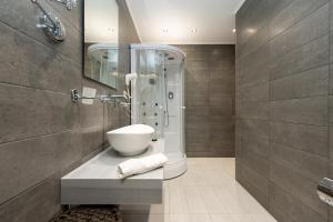 łazienka z umywalką i prysznicem w obiekcie Milonas House Apartments w mieście Paralia Dionisiou +37 zdjęć
