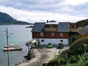 バルスタにあるTwo-Bedroom Holiday home in Ballstad 1の水前に二台駐車した家