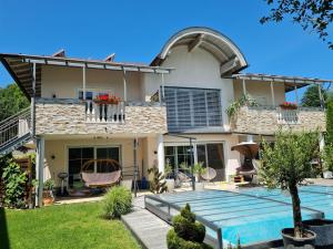 ein Haus mit einem Swimmingpool davor in der Unterkunft Apartment in Aschau with Zillertal Views in Aschau