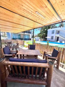 Svalir eða verönd á Apollo Plus Cottages