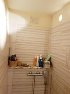 ein Bad mit einem WC und einem Waschbecken in der Unterkunft Hameau de Leignoua in Le Saint