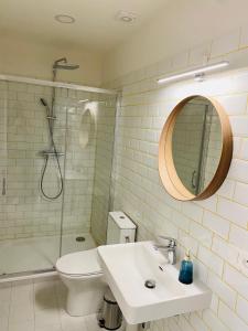 een badkamer met een wastafel, een douche en een toilet bij Green balcony & king size bed in Praag