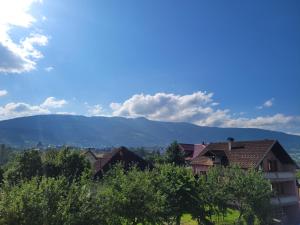 eine Gruppe von Häusern mit Bergen im Hintergrund in der Unterkunft Apartman Stan شقة in Plav