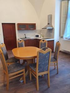 O bucătărie sau chicinetă la Zámecká zahrada-apartmány