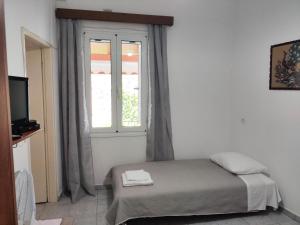 a bedroom with a bed and a window at Aerinos House in Aërinós