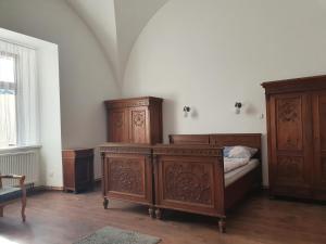 Un pat sau paturi într-o cameră la Zámecká zahrada-apartmány