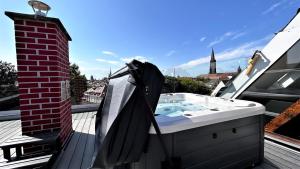 un parapluie assis au-dessus d'un toit dans l'établissement Historical Luxury Homes - Exclusive Selection, à Fribourg-en-Brisgau