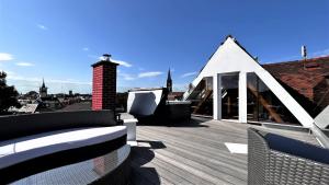 una terraza con una casa blanca con techo en Historical Luxury Homes - Exclusive Selection en Friburgo de Brisgovia