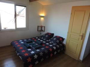ein Schlafzimmer mit einem Bett mit blauer Decke mit Sternen darauf in der Unterkunft Maison quartier pointe-courte à Sète in Sète