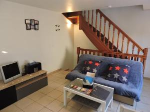 a living room with a bed and a tv at Maison quartier pointe-courte à Sète in Sète