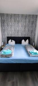 ein Bett mit zwei Kissen darüber in der Unterkunft Ferienwohnung am Schweriner Außensee in Schwerin