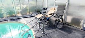 a room with a hot tub and chairs in a building at Ferienwohnung am Schweriner Außensee in Schwerin