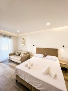 um quarto com uma cama grande e um sofá em Square Residence em Ulcinj