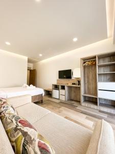 uma sala de estar com duas camas e uma televisão em Square Residence em Ulcinj