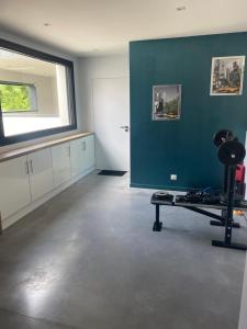 um quarto vazio com um ginásio com uma mesa e uma janela em Appartement avec Terrasse couverte - La Motte-Servolex em La Motte-Servolex