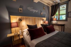 Un pat sau paturi într-o cameră la Domaine de Geffosse
