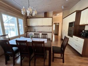 Kuchyň nebo kuchyňský kout v ubytování Villa Aleksandra, LaatuLomat