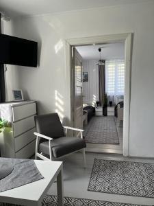 皮什的住宿－Domek Mazury Pisz，客厅配有沙发和椅子