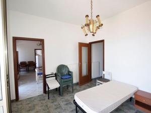 een woonkamer met een witte tafel en stoelen bij La casa di Enzo in Noli