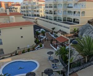 uma vista aérea de um hotel com uma piscina em Golf del Sur Apartment - magnificent panorama of the ocean, el Teide, and Montaña Roja em San Miguel de Abona