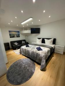 ein Schlafzimmer mit 2 Betten und ein Wohnzimmer in der Unterkunft Ferienwohnung Elvira in Bad Wildungen