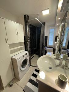 ein Badezimmer mit einer Waschmaschine und einer Waschmaschine in der Unterkunft Ferienwohnung Elvira in Bad Wildungen