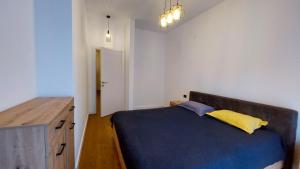 um quarto com uma cama e uma cómoda em madeira em Soho City 703А em Bar