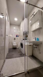 uma casa de banho com uma máquina de lavar roupa e um lavatório em Soho City 703А em Bar