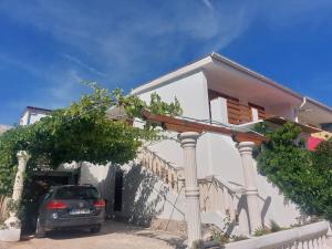 Το κτήριο όπου στεγάζεται  το διαμέρισμα +6 φωτογραφίες