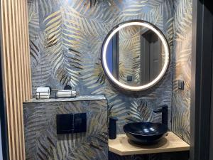 baño con lavabo negro y espejo en Vila GARUFA Wellness & Spa en Stará Lesná