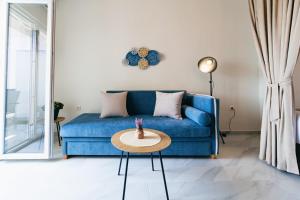 uma sala de estar com um sofá azul e uma mesa em Aqua Heaven em Iraklitsa
