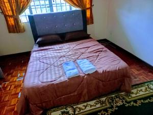ein Schlafzimmer mit einem Bett mit zwei Handtüchern darauf in der Unterkunft Homestay Rawang Gamuda Luge in Rawang