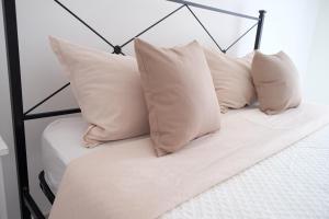Llit o llits en una habitació de NERI Rooms
