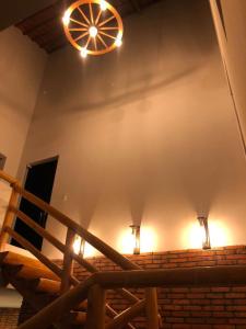 um palco com uma luz pendurada no tecto em CasAMAR lençóis em Santo Amaro
