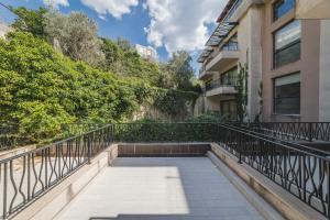 eine Treppe in einem Gebäude mit Geländer in der Unterkunft Hotel & Apartments HEC Residence in Sveti Stefan