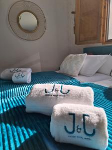 Posteľ alebo postele v izbe v ubytovaní El Edén Casas Rurales con Piscina y Jacuzzi