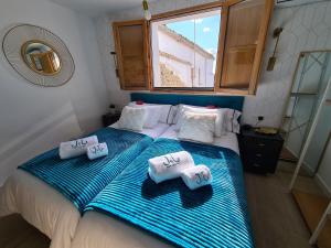 Posteľ alebo postele v izbe v ubytovaní El Edén Casas Rurales con Piscina y Jacuzzi