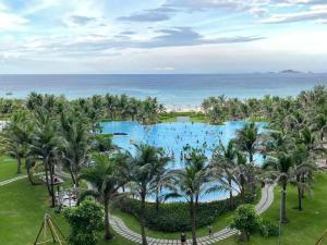 einen Luftblick auf einen Pool im Resort in der Unterkunft Spring Home in Cam Lâm