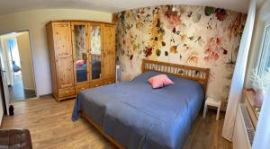 a bedroom with a blue bed with a pink pillow at s`Lähmes auf der Schwend in Kappelrodeck