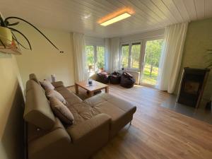 uma sala de estar com um sofá e uma mesa em s`Lähmes auf der Schwend em Kappelrodeck