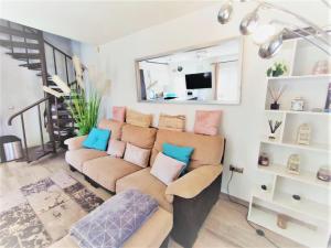 uma sala de estar com um sofá e uma televisão em Ducal 9 Manga Norte em La Manga del Mar Menor